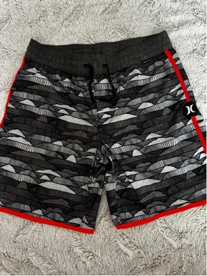 BoardShorts Hurley Phantom Borde Naranja Neón/Rojo y Patrón Negro/Gris Juvenil XL Foto 1 de 4