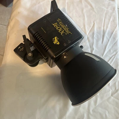 SP Studio Systems Excalibur 1600C Light.  No Bulbs. Exc Cond - Image 1 of 4