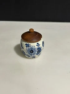 Small Vintage Blue Delft Pottery Mustard Pot with wood lid c. 1940's - 1950's - Picture 1 of 4