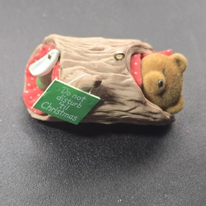 Hallmark Weihnachtsschmuck Do Not Disturb Till Christmas Bear In Log 1985 - Bild 1 von 6