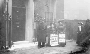 Two suffragettes outside No 10 attempt to speak to the Prime Minis- Old Photo - Bild 1 von 1