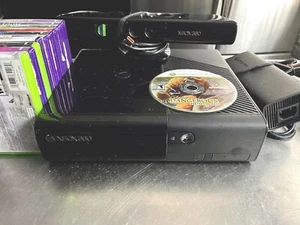 PACCHETTO XBOX 360E 250 GB CON CONTROLLER KINECT/2 + 11 GIOCHI! (CONSOLE TESTATA) FUNZIONA!! - Foto 1 di 12