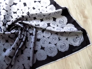 VALENTINO Beautiful Silk Scarf Women's Accessories Scarves Roses - Bild 1 von 4