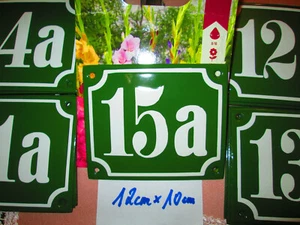 Hausnummer Nr. 15a weiße Zahl auf grünem  Hintergrund 12 cm x 10 cm Emaille - Picture 1 of 12
