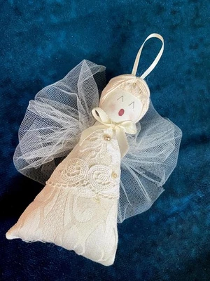 Adorno navideño vintage hecho a mano de ángel cantor de encaje Foto 1 de 4