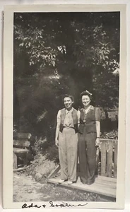 Vintage Snapshot Girls Dressed As Boys Saphoric Photo Lesbian Interest 1940’s Gay - Bild 1 von 2