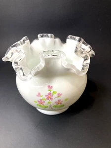 Fenton Floral Violets On A Snow Rose Bowl, Handbemalt und signiert von V. Gherkin - Bild 1 von 6