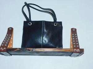 SCHWARZE LEDER UMHÄNGETASCHE ODER SCHULTERTASCHE MIT ROLLGRIFFEN - KLASSISCHER LOOK - MARKENLOS - Bild 1 von 14