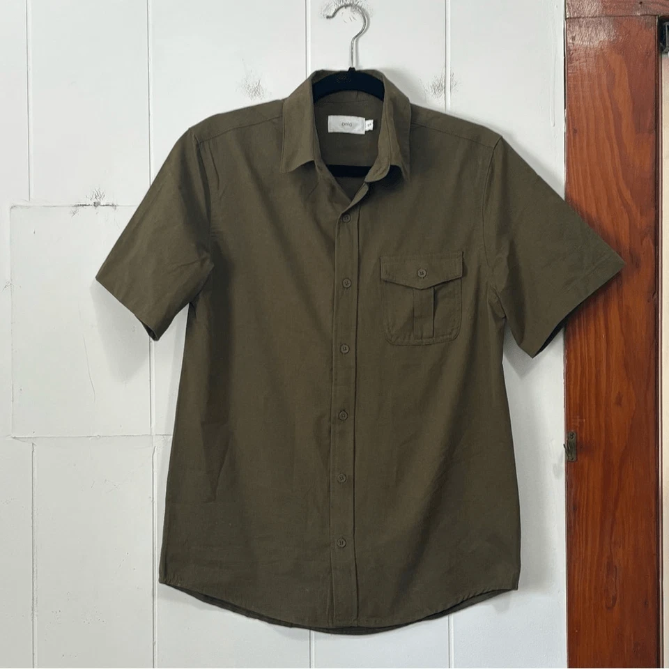 Camisa pequeña con botones verde oliva Onia para hombre Foto 1 de 4