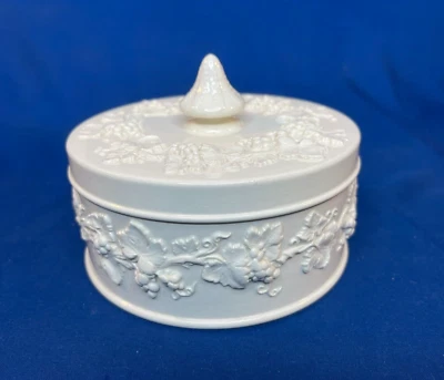 Caja de tocador Wedgwood en relieve Queensware crema sobre crema caramelo baratija tapa de tienda Foto 1 de 4