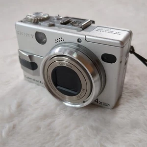 Sony Cyber-shot DSC-V1 5.0 MP Digital Camera No Memory Stick with Battery Strap - Picture 1 of 12