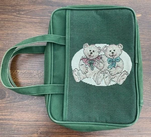 Vintage Teddybären Bibel Halter Abdeckung Gobelin Taschen Griffe grün Reißverschluss 10x8 Zoll - Bild 1 von 9