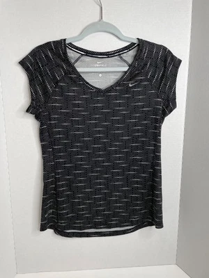 Camiseta deportiva activa de manga corta Nike Miler negra Dotter para mujer talla pequeña” Foto 1 de 4