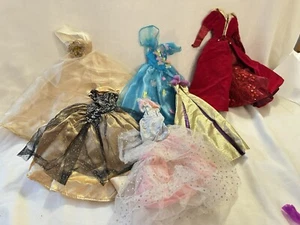 VNTG Barbie Doll Lot Of 32 Gowns-Dress -Mixed - Bild 1 von 3