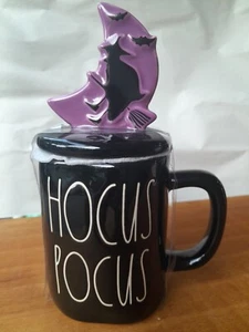 Rae Dunn "HOCUS POCUS" Halloween Tasse mit Mond Hexe Topper Neu mit Etikett Rarität! - Bild 1 von 5
