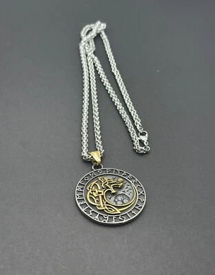 Colar pingente viking árvore da vida e runas nórdicas em corrente de metal tom duplo - Imagem 1 de 4