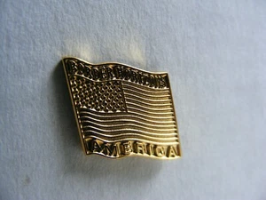 Schönes goldfarbenes Metall amerikanische Flagge Revers oder Krawatte Pin Abzeichen Amerika USA - Bild 1 von 2