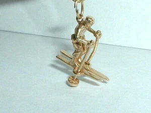 DE COLECCIÓN 14k ORO AMARILLO 3D MÓVIL NIEVE ESQUIADOR ESQUÍ ENCANTO - Imagen 1 de 8