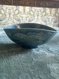 Vintage Studio Pottery Signed Footed Abstract Shape Bowl Sgraffito Fish Rare - Picture 1 of 17