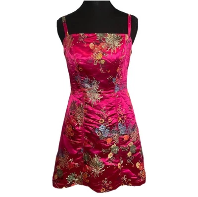 Mini Vestido Urban Outfitters Pequeño Rosa Floral Brocado Inspirado en Asia Satén Sin Mangas Foto 1 de 4