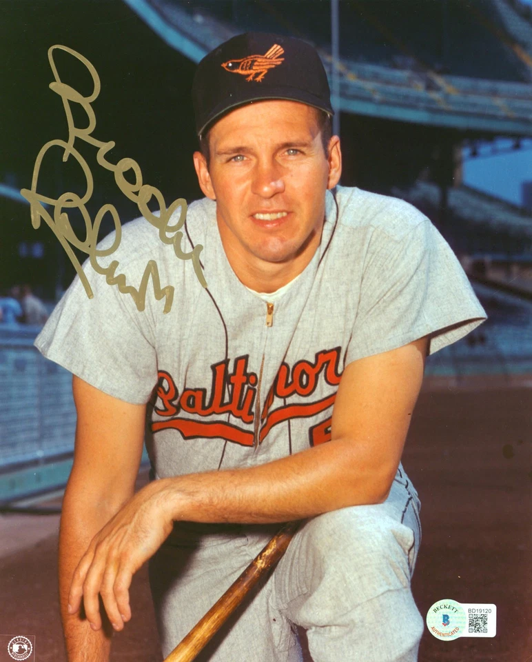 Orioles Brooks Robinson Signed 8x10 Vertical Kneeling Photo w/ Gold Sig BAS - Image 1 of 1