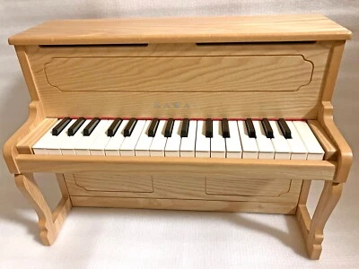 Kawai Mini Pianoforte Verticale 1154 Pianoforte Giocattolo 32 Tasti Legno Naturale - Immagine 1 di 4