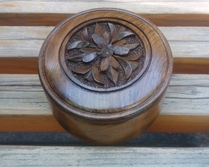 Handmade Round wooden box with Eternity Sign, Boite Ronde en bois Arménienne