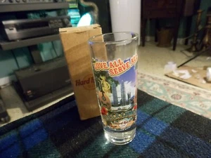 HARD ROCK CAFE Honolulu Hawaii SHOOTER VIDRIO DE TIRO CON CAJA ""Love All Serve All"" en muy buen estado - Imagen 1 de 2