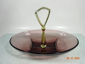 Piatto caramelle/relish vintage MCM Nocciola Atlas vetro ametista viola con manico oro - Foto 1 di 8