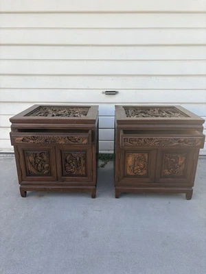 Mesitas de noche asiáticas talladas a mano mesitas de noche chinas de mediados de siglo con tapa de vidrio Foto 1 de 4