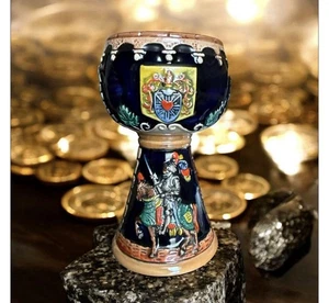 Copa de vino de cerámica con motivos heráldicos y decoración caballero medieval - Imagen 1 de 5