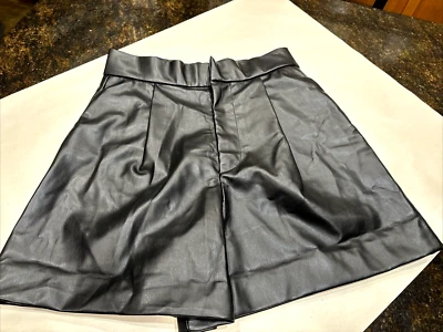 Zara 黑色人造皮革打褶高腰短裤带口袋,尺寸 M,二手状况完好 — 第 1/4 张图片