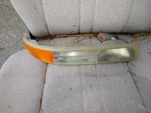 2005 Chevy 2500 Silverado Passenger Side Turn Signal Marker Light Assembly - Picture 1 of 3