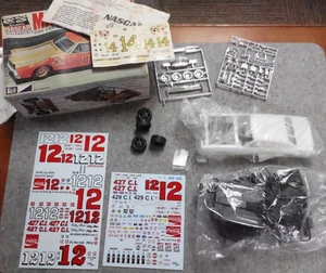 MPC CHEVY MONTE CARLO STOCK CAR KIT INCLUYE #12 CALCOMANÍA DE COCA COLA BOBBY ALLISON - Imagen 1 de 3