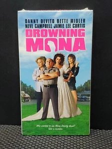 Drowning Mona (2000) Danny DeVito, Bette Midler, Neve Campbell (VHS) - Picture 1 of 6
