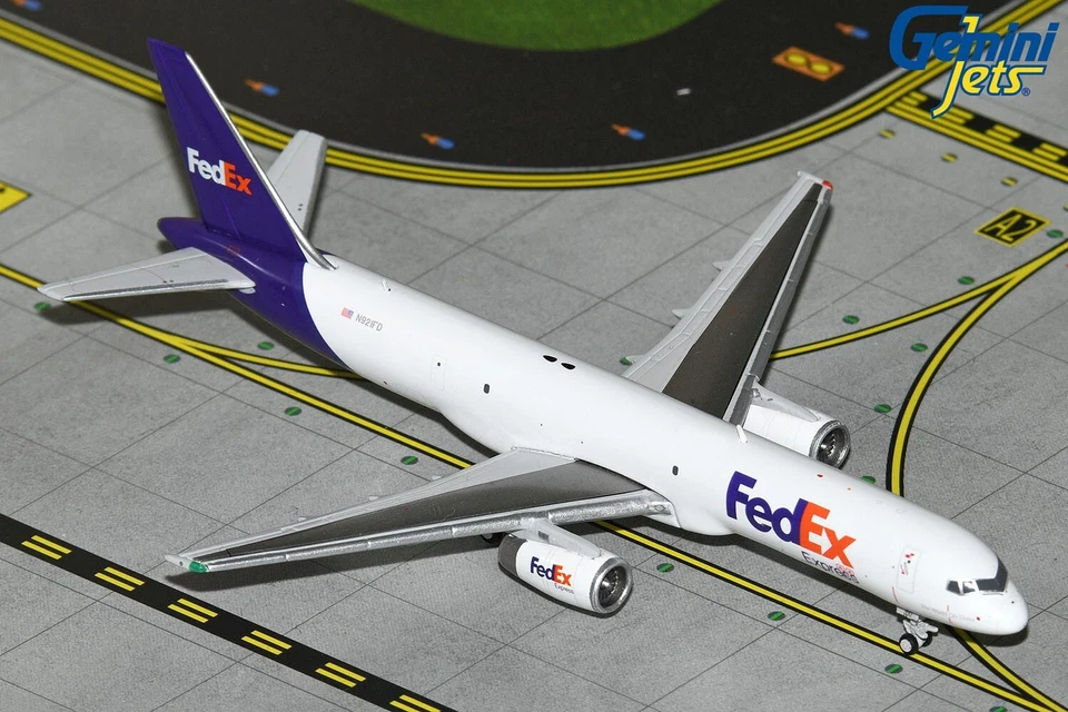 FedEx Boeing 757-200F N921FD GeminiJets GJFDX1993 escala 1:400 Foto 1 de 1