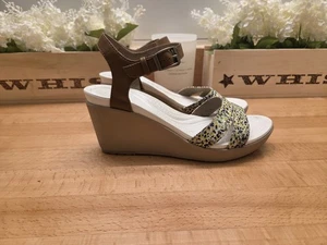 Crocs Leigh II Damen-Keilsandalen Knöchelriemen grafisch Blumenmuster Größe 9 - Bild 1 von 10