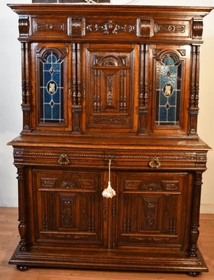 Antiguo gabinete de puertas de roble macizo y vidrieras renacimiento gótico francés de la década de 1860 Foto 1 de 4