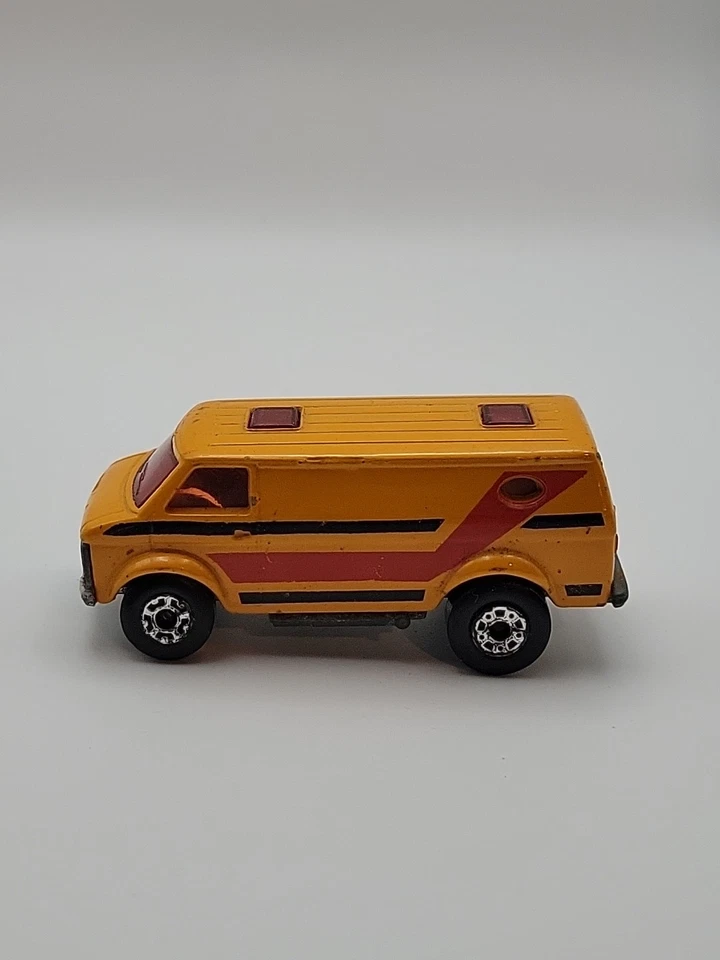 Matchbox Lesney Superfast 68 Chevy Van in orange, red & black — 第 1/4 张图片