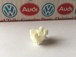 NOS clip fissaggio astina cofano motore Originale 867823397 VW CADDY GOLF MK II - Foto 1 di 1