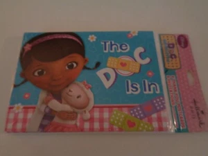 DOC MCSTUFFINS 1 x PACK OF 8 PARTY INVITATIONS, ENVELOPES, & THANK YOU POSTCARDS - Picture 1 of 2