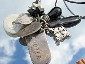 VINTAGE - Pendentifs Charm - Signé SCOOTER Paris - En métal argenté et pierre - Foto 1 di 4