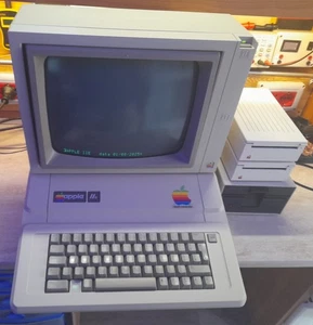 Apple IIe completo di Monitor e Accessori - Foto 1 di 19