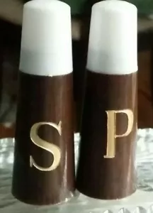 Vintage plastic SALT AND PEPPER SHAKERS SET, BROWN AND WHITE COLOR - Picture 1 of 5