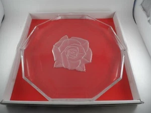 Plato/plato de cristal Kagami color claro con una rosa grabada en el vidrio - Imagen 1 de 4