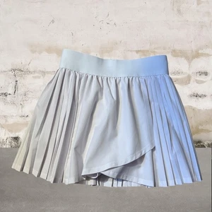 Pantalón corto plisado blanco Forever 21 nuevo sin etiquetas para mujer talla pequeña - Imagen 1 de 5