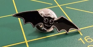 Pin de solapa o sombrero de metal de novedad de Halloween murciélago sonriente negro. (35) - Imagen 1 de 2