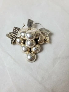 VINTAGE STERLING SILVER 925 MEXICO GRAPE CLUSTER BUNCH BROOCH OR PENDANT - Picture 1 of 8