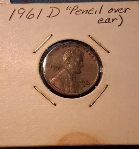 1961-D LINCOLN  PENCIL OVER EAR  LINCOLN CENT MINT ERROR RARE HARD TO FIND ERROR - Picture 1 of 2