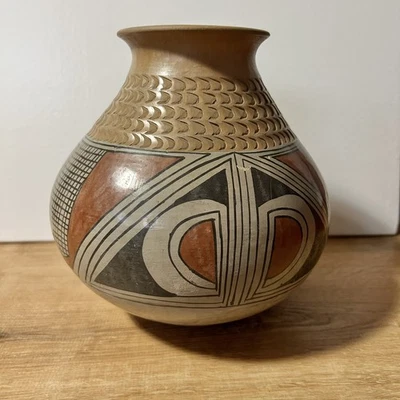 Recipiente inferior redondo hecho a mano Socorro Sandoval 8"x8" firmado cerámica Mata Ortiz Foto 1 de 4